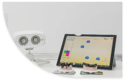 Una tablet y dos moldes de dientes