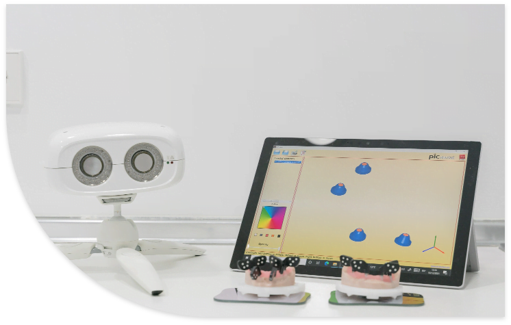 Tablet y dos moldes de dentaduras