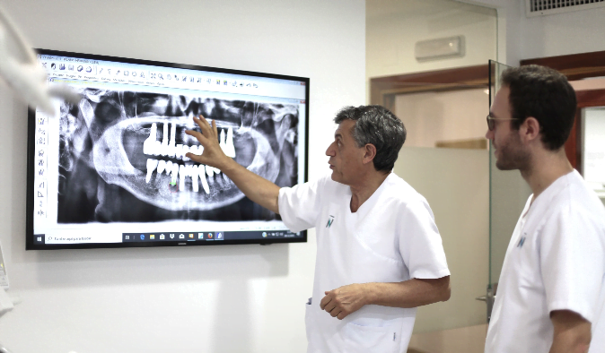 Dos dentistas viendo una radiografía dental